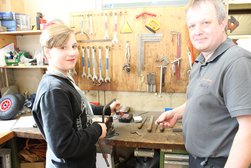 Markus Falke (rechts) führt Schüler Tom Eichler in die Geheimnisse der Schlosserei ein Zukunftstag im AMEOS Klinikum Osnabrück