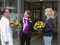 Ulrike Hammad-Greiff übernimmt als Ärztliche Direktorin am AMEOS Klinikum Oldenburg vom bisherigen Amtsinhaber Dr. Andreas Jakobeit; in der Mitte Krankenhausdirektorin Lena Radtke