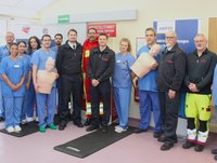 Mitarbeitende werden Mobile Retter, Feuerwehr und Chefärzt Michael Reindl 