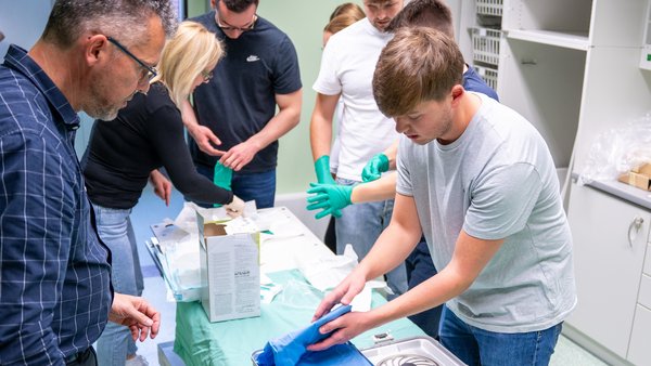 Medizinstudierende trainieren OP-Abläufe im SkillsLab
