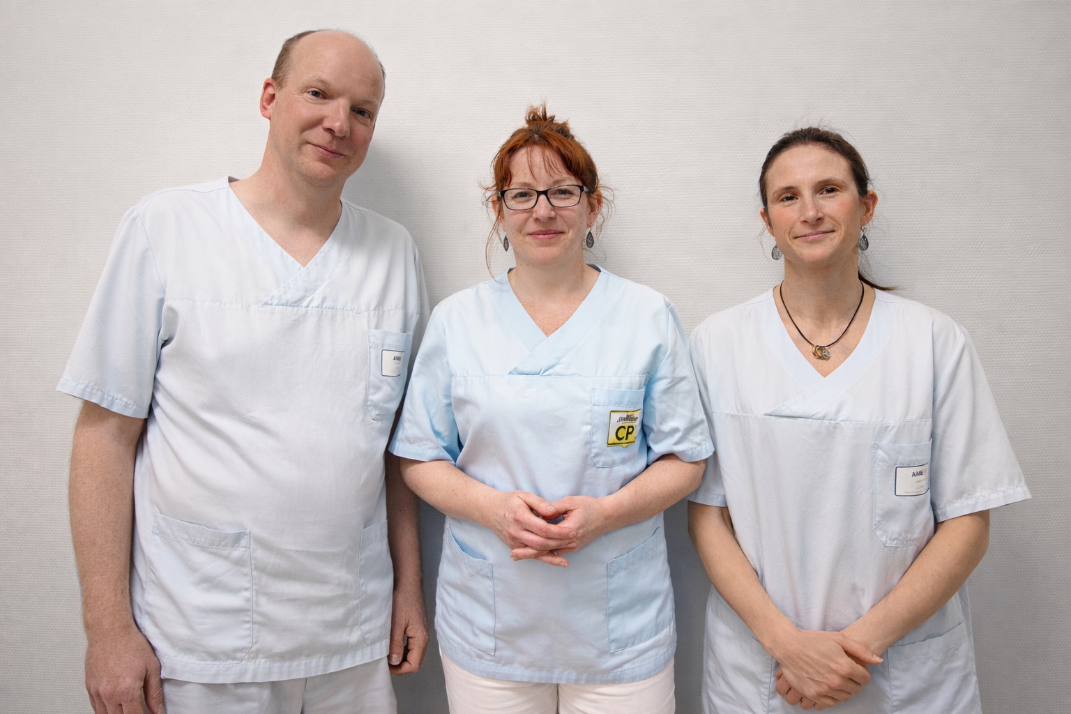 Unsere Kinderärztinnen Frau Möhrke und Frau Dr. med. Jahn, in engem Austausch mit Björn Schuldt, Leitender Oberarzt der Abteilung für Kinder- und Jugendmedizin am AMEOS Hanse Klinikum Anklam.
