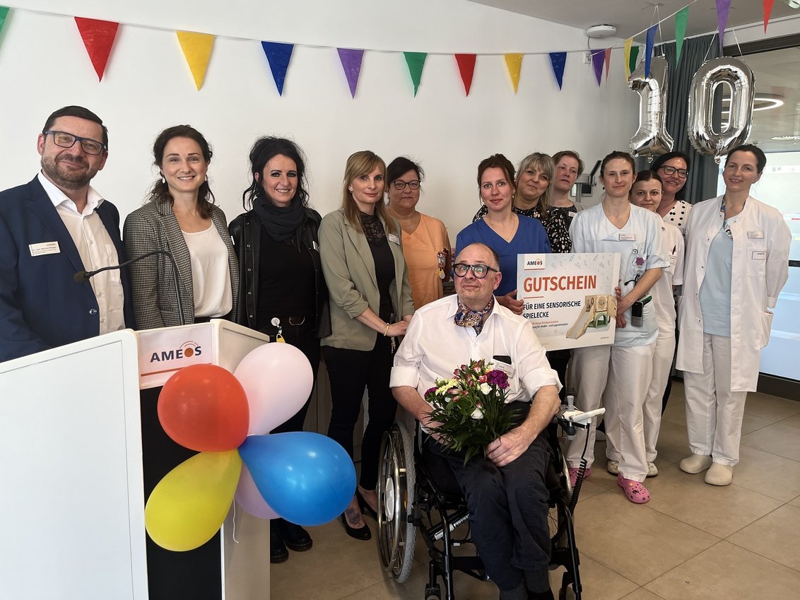 Das Team der Abteilung für Kinder- und Jugendmedizin unter Dr. med. Christian Niesytto, Chefarzt der Abteilung für Kinder- und Jugendmedizin (vorne, mittig) mit Dr. med. Manfred Blütgen, Chefarzt der Klinik für Kinder- und Jugendpsychiatrie, Psychosomatik und Psychotherapie (ganz links) im Rahmen des 10-jährigen Jubiläums der Abteilung für Kinder- und Jugendmedizin am AMEOS Hanse Klinikum Anklam. 