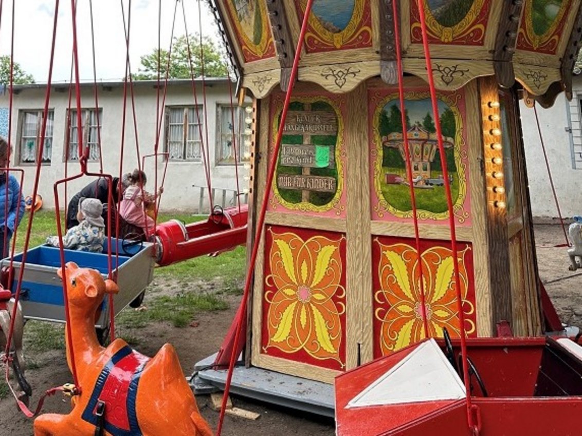 Kinder auf einem Karussell