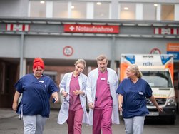 Jan Christian Klinkenstein (Chefarzt für Akut- und Notfallmedizin) mit Mitarbeitenden  der Zentralen Notaufnahme am AMEOS Klinikum Oldenburg. (© AMEOS).