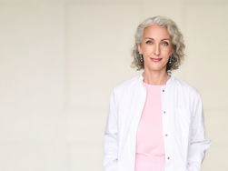 Dr. Nina Bock Chefärztin für Gynäkologie am AMEOS Reha Klinikum Ratzeburg blickt direkt in die Kamera und lächelt freundlich (© AMEOS). 