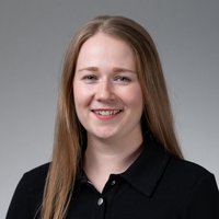 Frau lächelt in die Kamera