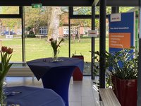 Geschmückter Eingangsbereich des AMEOS Reha Klinikums Lübeck.