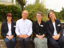 Björn Kessler, Leiter des AMEOS Senioren Wohnsitzes Ratzeburg, mit den Teamleiterinnen Heike Kröger, Liona Kröger und Inke Hickstein (© AMEOS). 