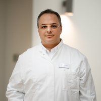 Portraitfoto von Dr. Paripovic 