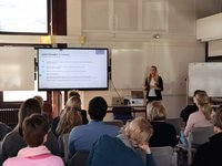 Rednerin vor Publikum beim Workshop Coopetition