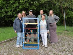 AMEOS Mitarbeitende übergeben die Spielgeräte an Schulleiterin Susanne Amrein AMEOS Mitarbeitende übergeben die Spielgeräte an Schulleiterin Susanne Amrein