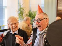 Zwei Bewohner des AMEOS Senioren Wohnsitz Ratzeburg lachen über Verkleidungen. (© AMEOS)