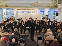 Impression vom Neujahrskonzert, zu sehen ist das Landespolizeiorchester Mecklenburg-Vorpommern im Foyer der AMEOS Einrichtungen Ratzeburg(© AMEOS)