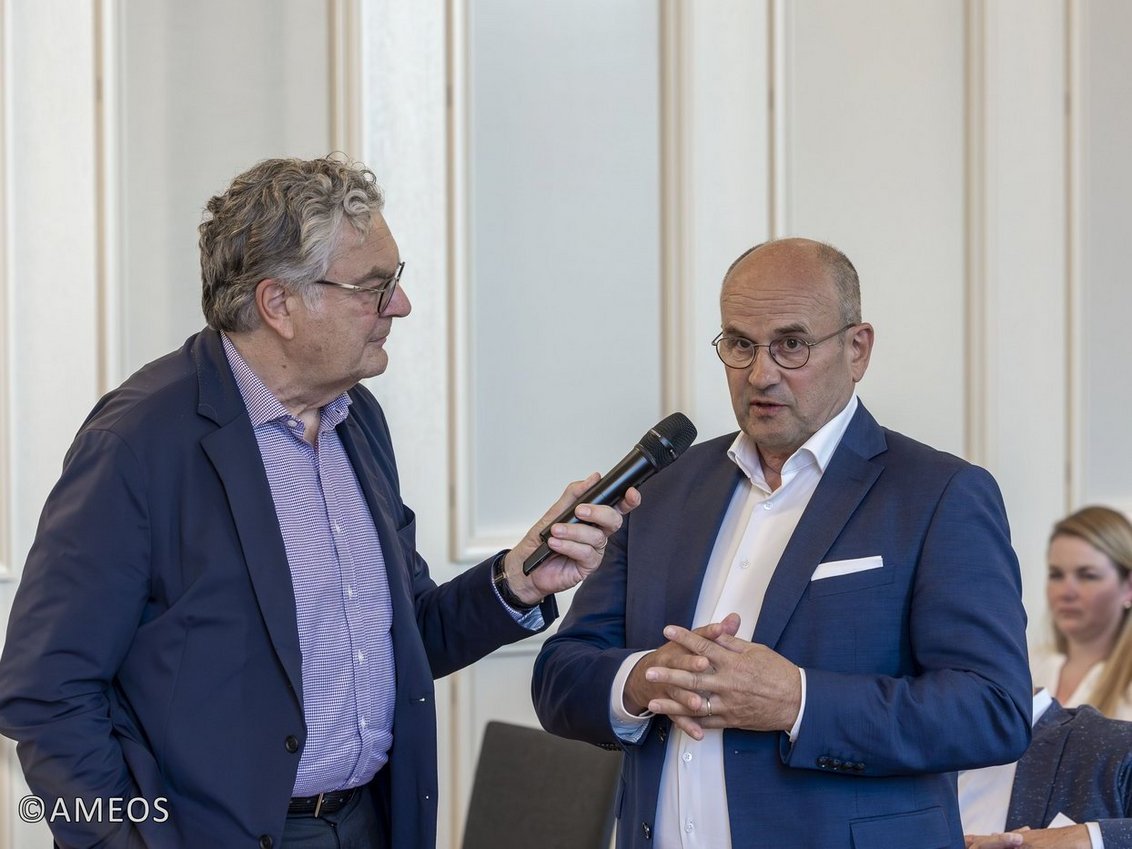 Jürgen Zurheide lässt eine Frage aus dem Publikum zu