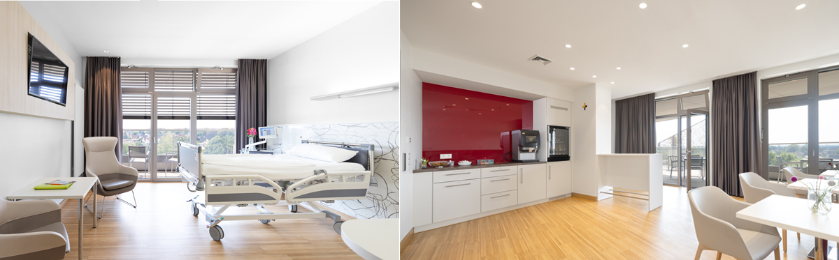 Komfortzimmer mit Bett und TV an der Wand, Aufenthaltsraum und Küche mit Lounge 